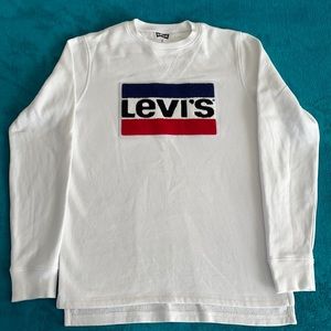 White Levi’s sweatshirt
